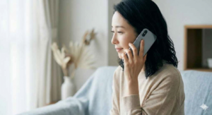 電話カウンセリングする妻